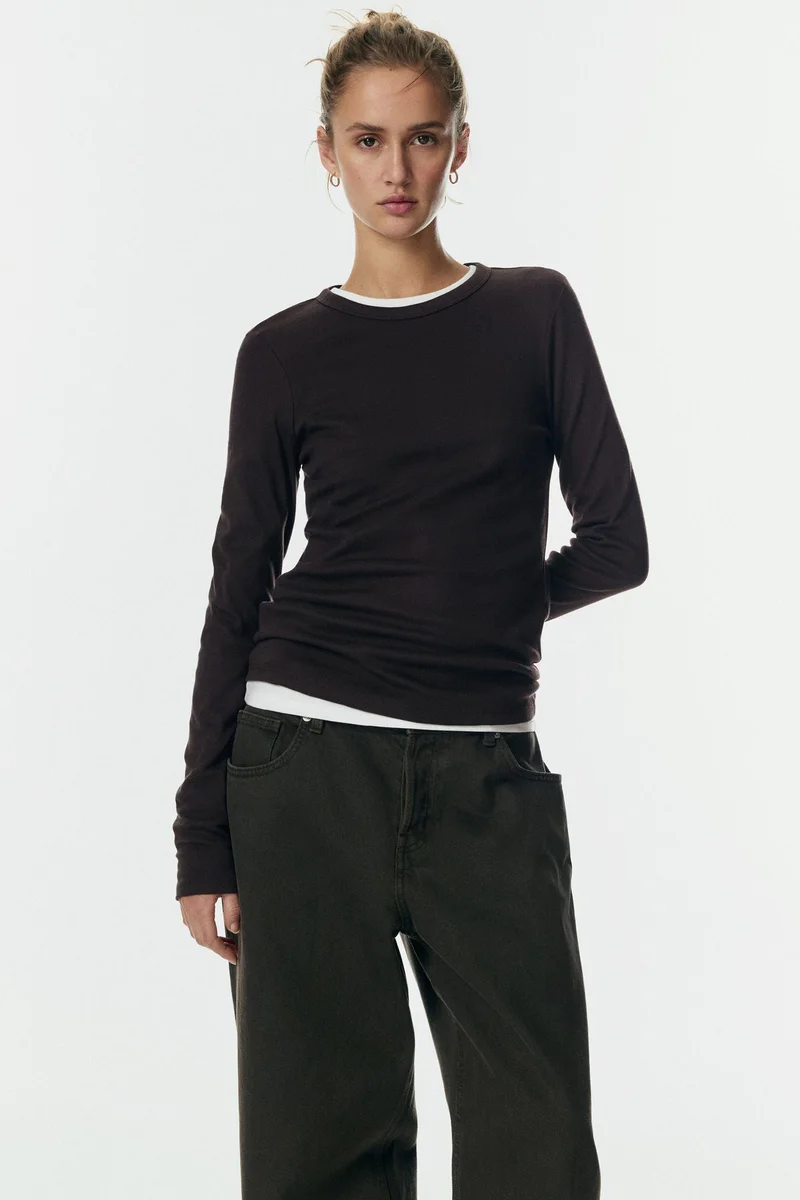 اتش اند ام بلوزة من الجيرسيه بأكمام طويلة