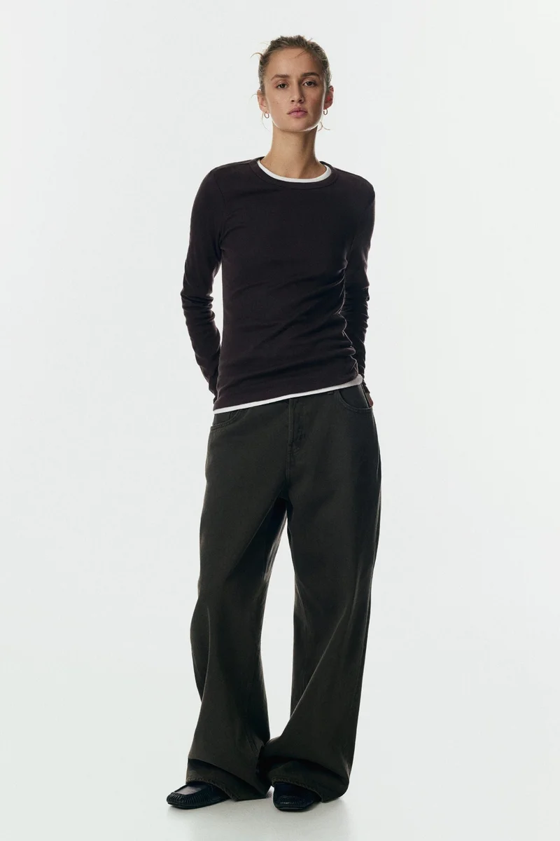 اتش اند ام بلوزة من الجيرسيه بأكمام طويلة