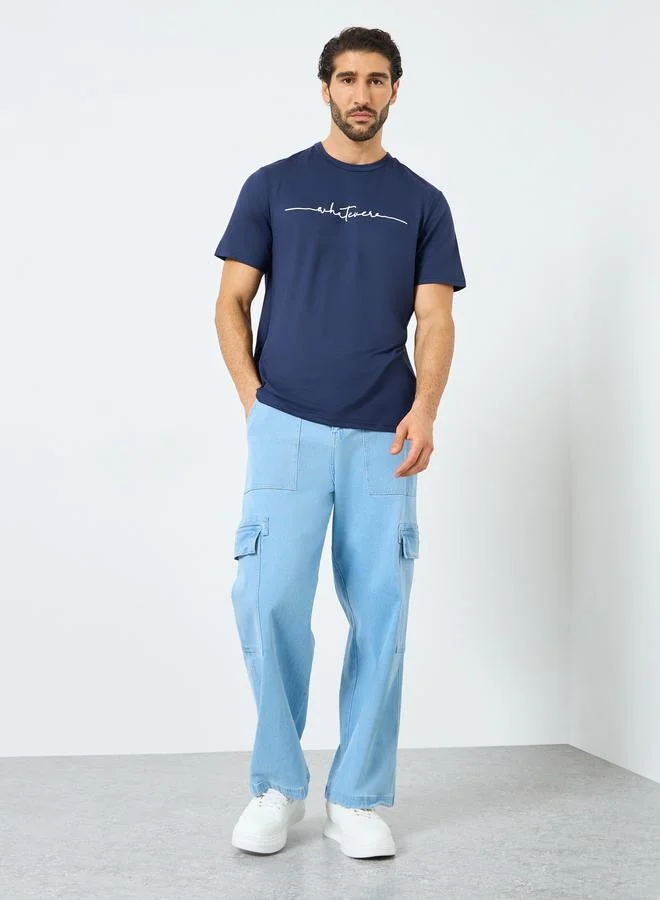 تايك تو تيشيرت برقبة دائرية وأكمام قصيرة بطبعة شعار باللون الكحلي