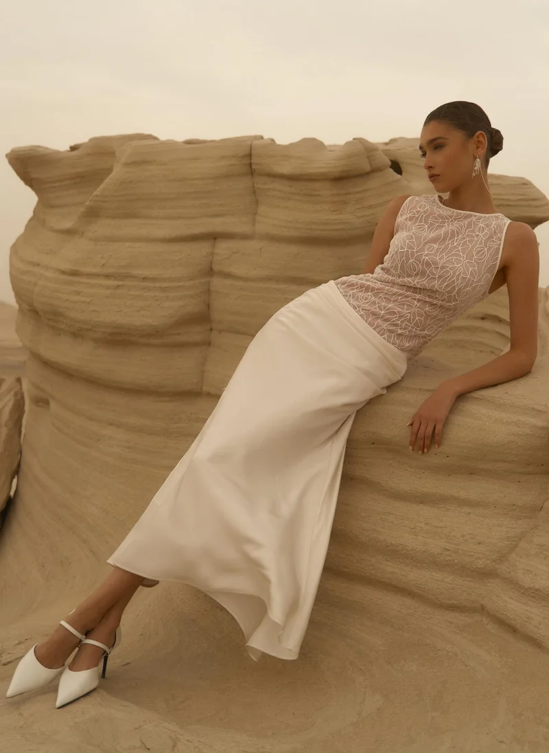 Sleeveless maxi dress with pattern on the bodice