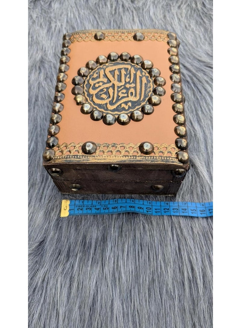 صندوق خشب للمصحف طراز اسلامى . مطعم بالمعدن ومناسب للهدايا القيمة الاسلامية . شكمجية مع مصحف فى الداخل. حجم صغير مقاس 18*13 - Image 4