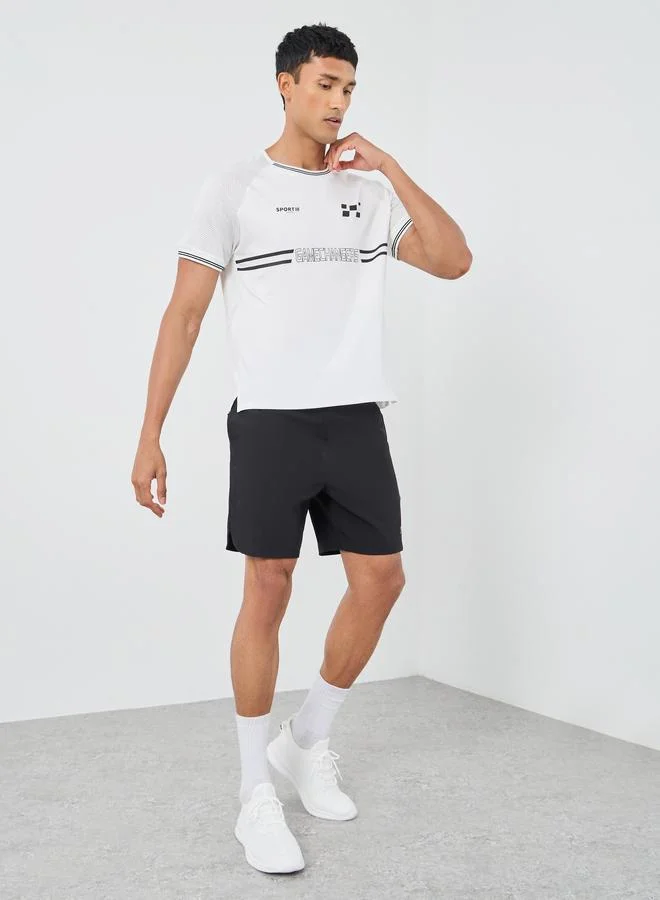 ستايلي اكتيف تيشيرت ستايلي مينيمال بطبعة مطاطية فائقة وأكمام راجلان بقصة عادية