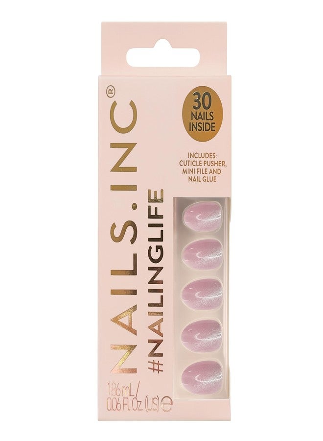 نايلز انك أظافر Nails Inc #NailingLife كايلي كودد وردية اللون بتصميم عين القطة، شكل لوزي، 30 مقاسًا، تدوم طويلًا، لا تسبب تلفًا، لا تنكسر، جودة صالونات التجميل، مانيكير منزلي، غراء مرفق، مجموعة من 33 قطعة - Image 1