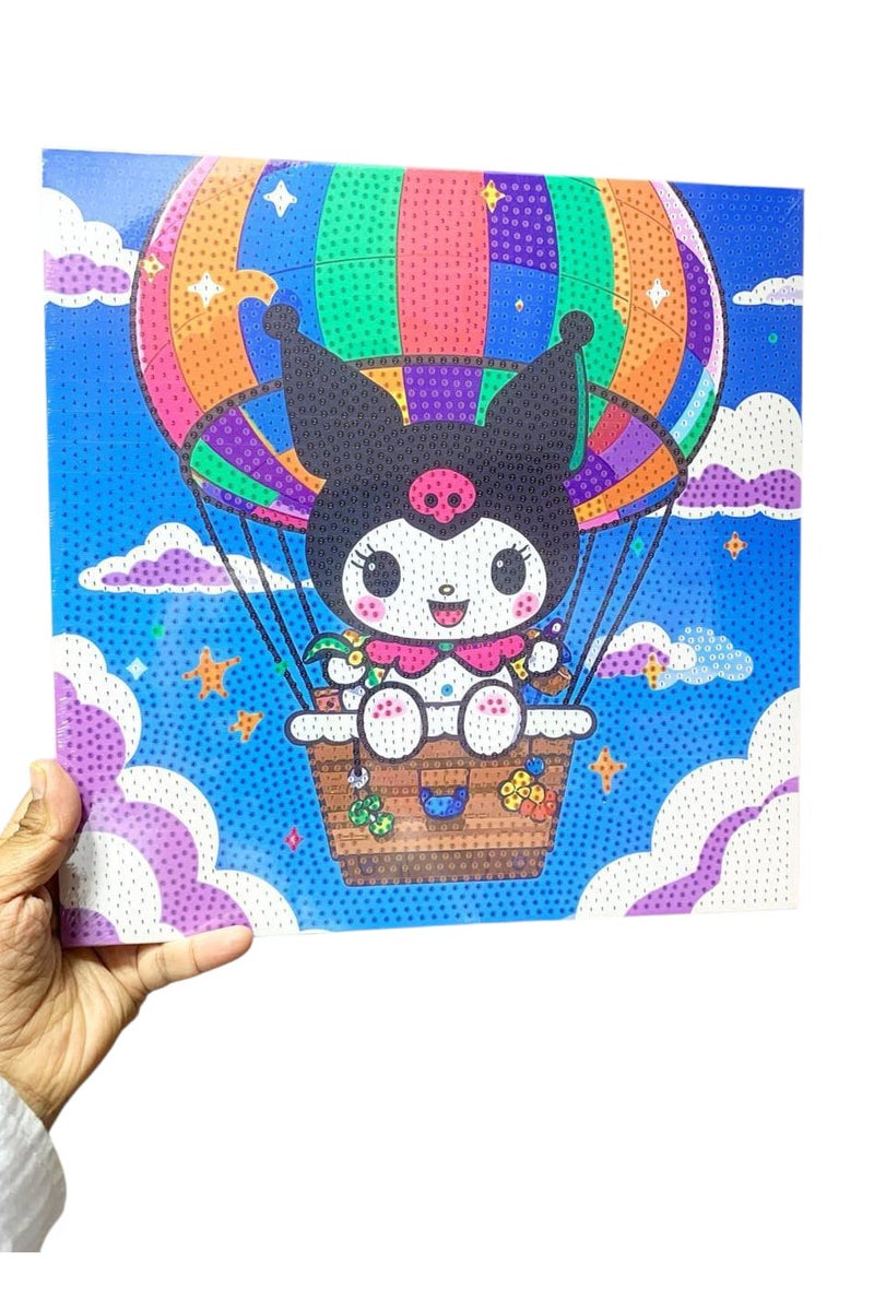 لوحة ألماس (خرز الدايموند) لشخصية كيوت تطير في السماء داخل منطاد ملون بأجواء مرحة ومليانة بهجة 🎈☁️   ألوان زاهية وتصميم يفتح النفس، مثالية لهواة الأشغال اليدوية ومحبي الشخصيات الكرتونية!   مقاس 30×30 سم، تضيف لمسة خيالية لغرفتك.