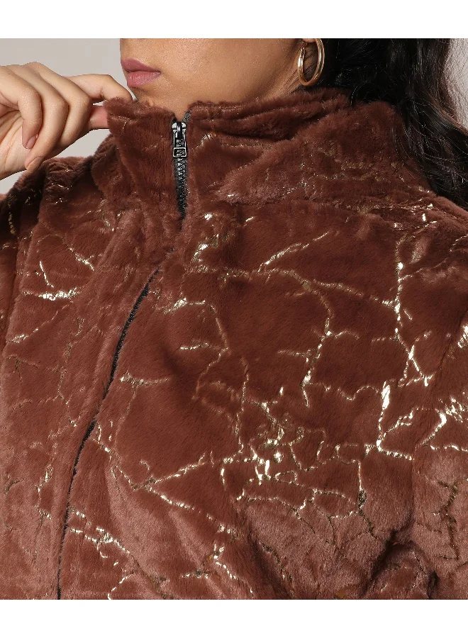 انستافاب بلس سترة نسائية من الفرو الصناعي معروق باللون البني الداكن المعدني