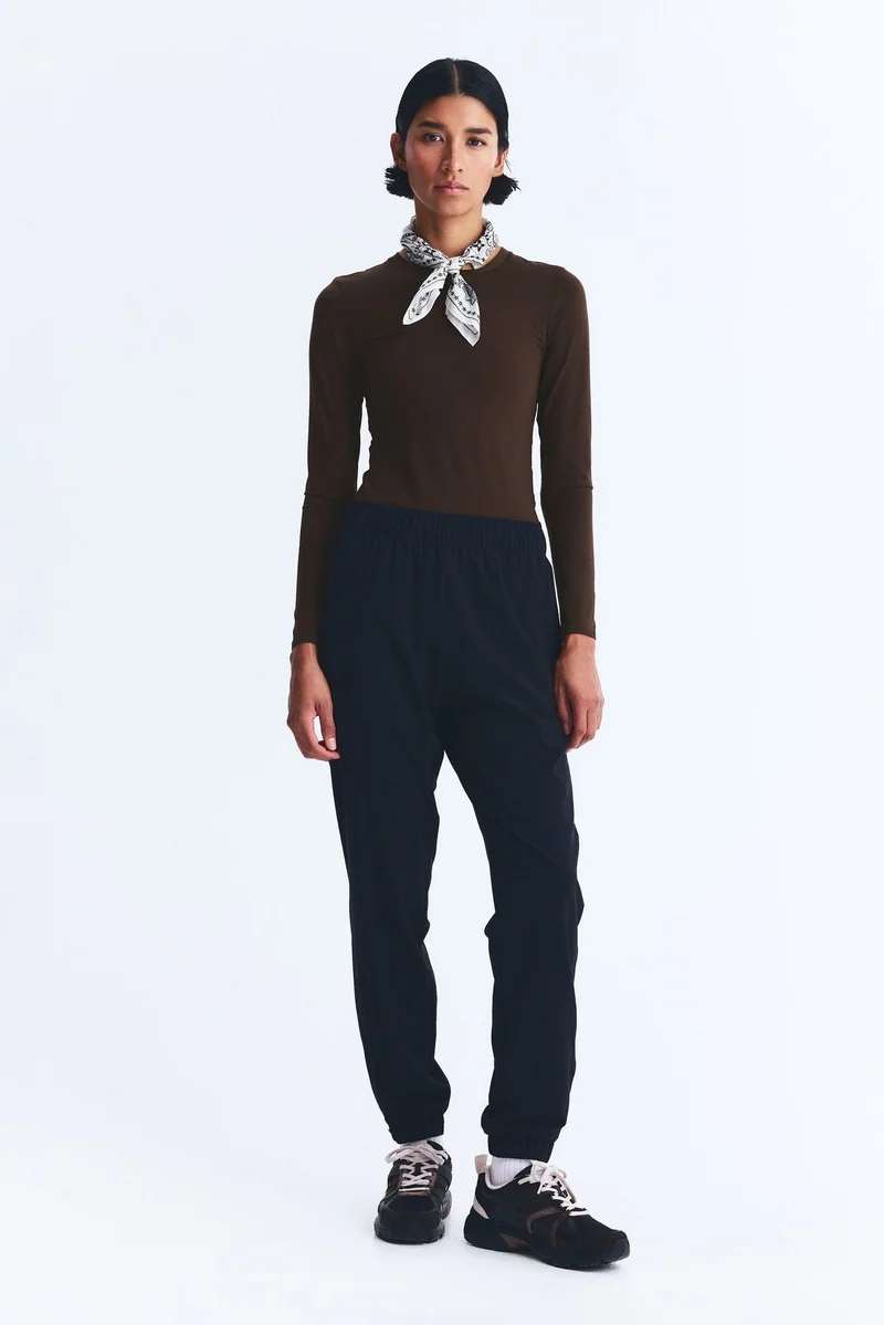 اتش اند ام بلوزة رياضية من نسيج دراي موف