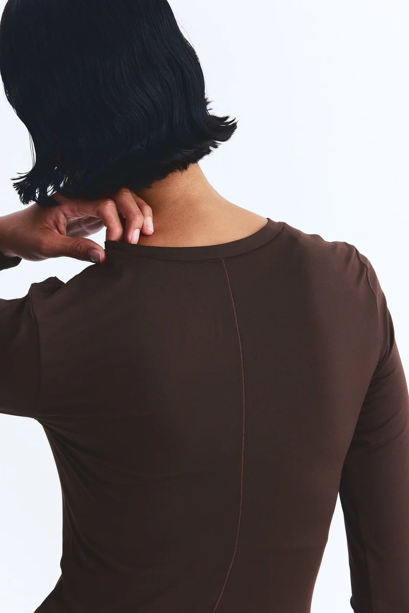 اتش اند ام بلوزة رياضية من نسيج دراي موف