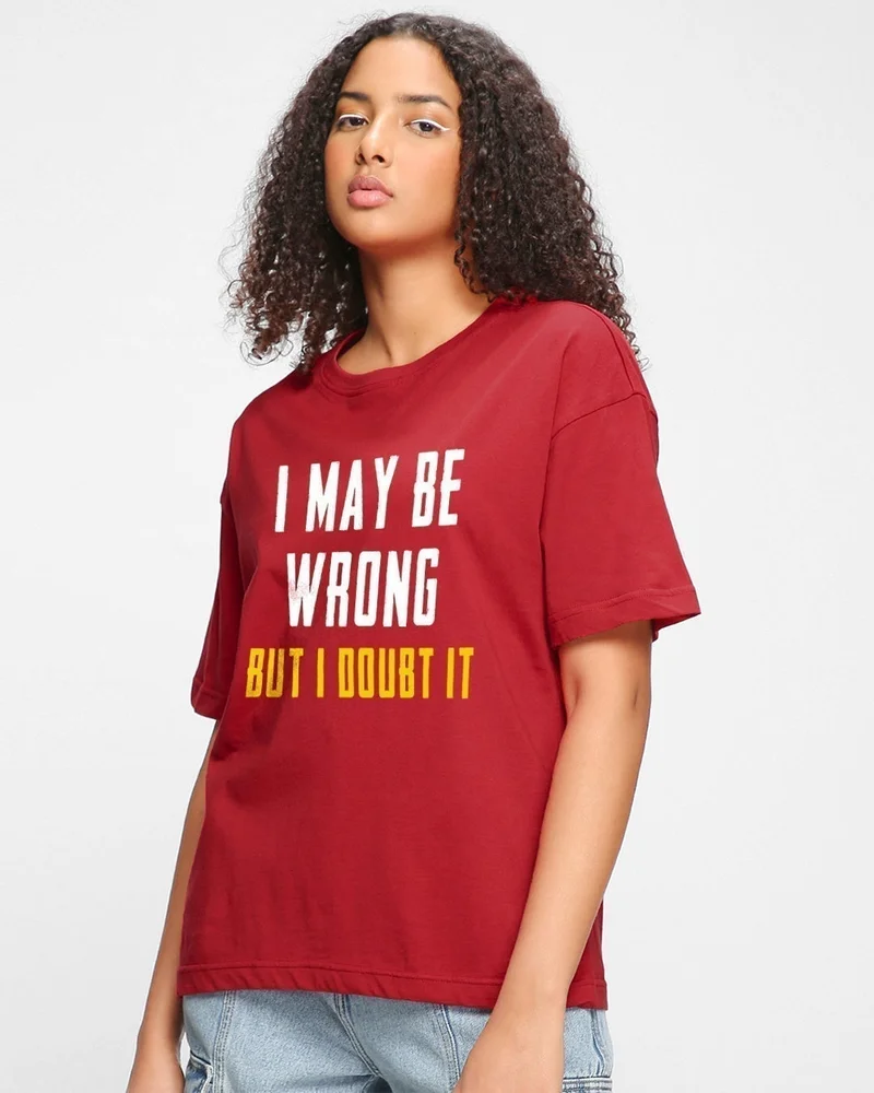 بيواكوف تيشيرت نسائي فضفاض بطباعة جريئة باللون الأحمر