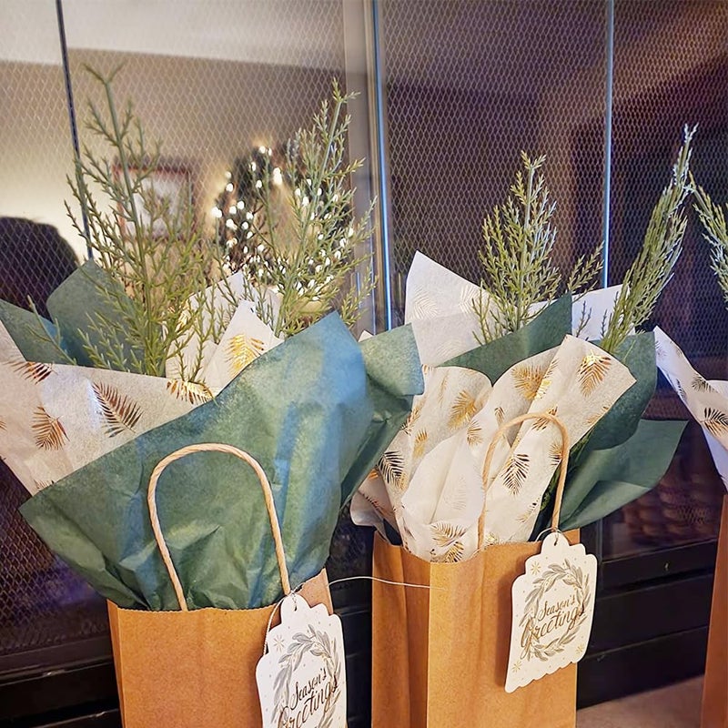 WEISPARK فروع أوراق الصنوبر الاصطناعية WEISPARK 30 قطعة 13.7 بوصة نباتات خضراء مزيفة فروع صنوبر سيقان مزيفة للاستخدام في تزيين إكليل عيد الميلاد والديكور المنزلي وحديقة المنزل - Image 4