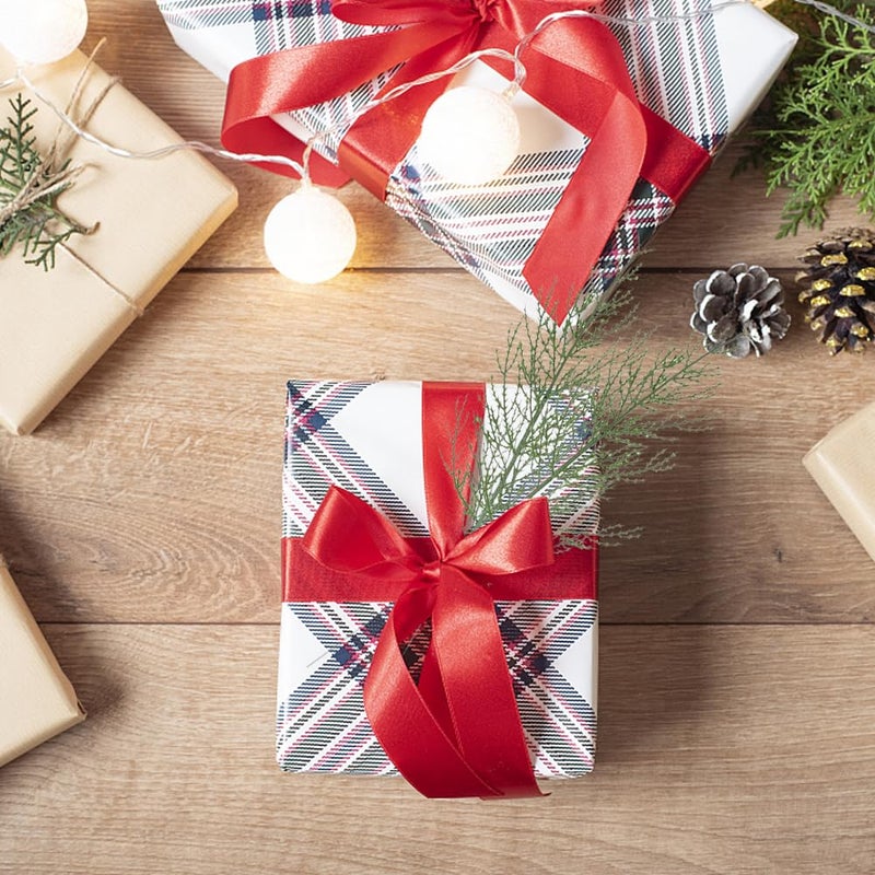 WEISPARK فروع أوراق الصنوبر الاصطناعية WEISPARK 30 قطعة 13.7 بوصة نباتات خضراء مزيفة فروع صنوبر سيقان مزيفة للاستخدام في تزيين إكليل عيد الميلاد والديكور المنزلي وحديقة المنزل - Image 3