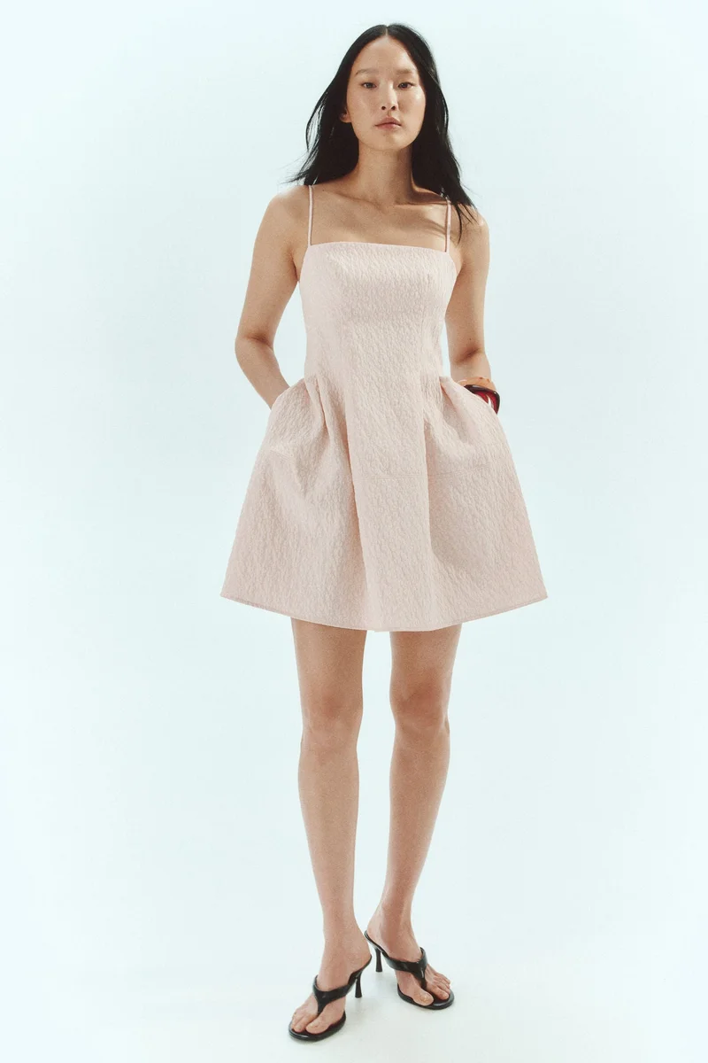 اتش اند ام فستان بحمالات كتف من نسيج الجاكار