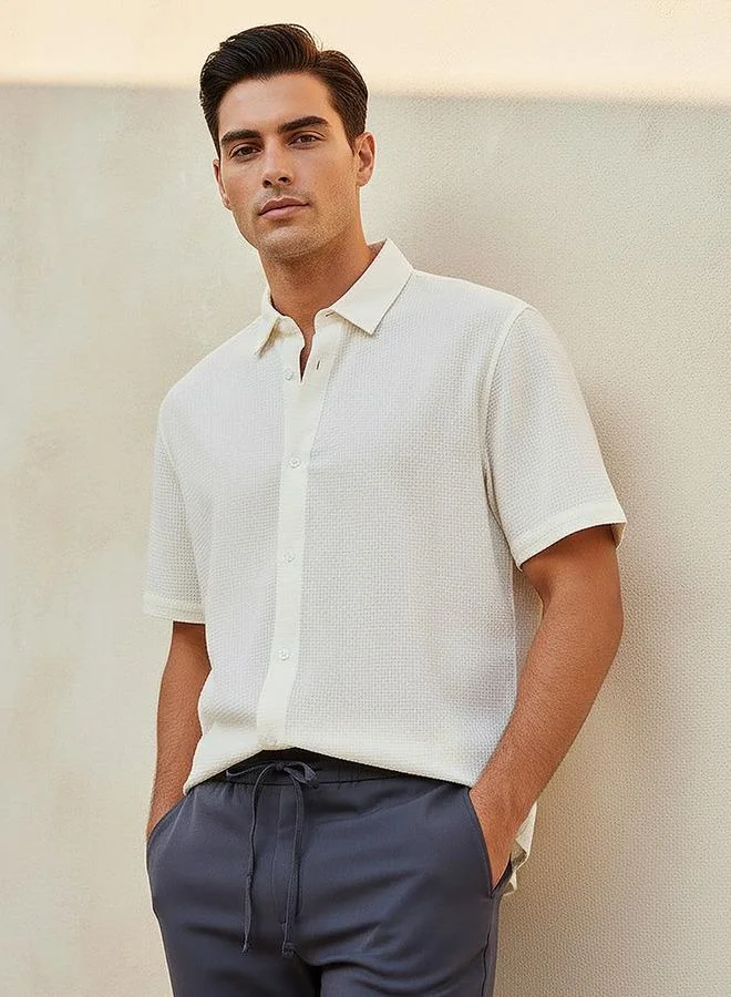 Men Regular Fit Collared Textured Short Sleeves Shirt
