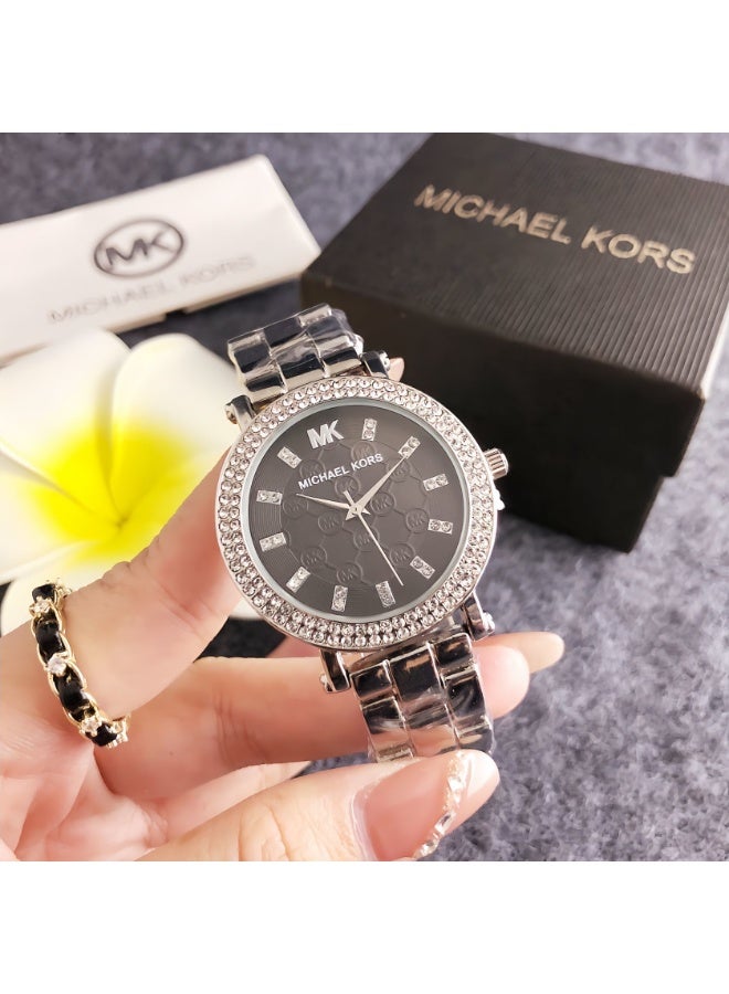 MK ساعة مايكل كورس مزينة بالكريستال بلون الفضة