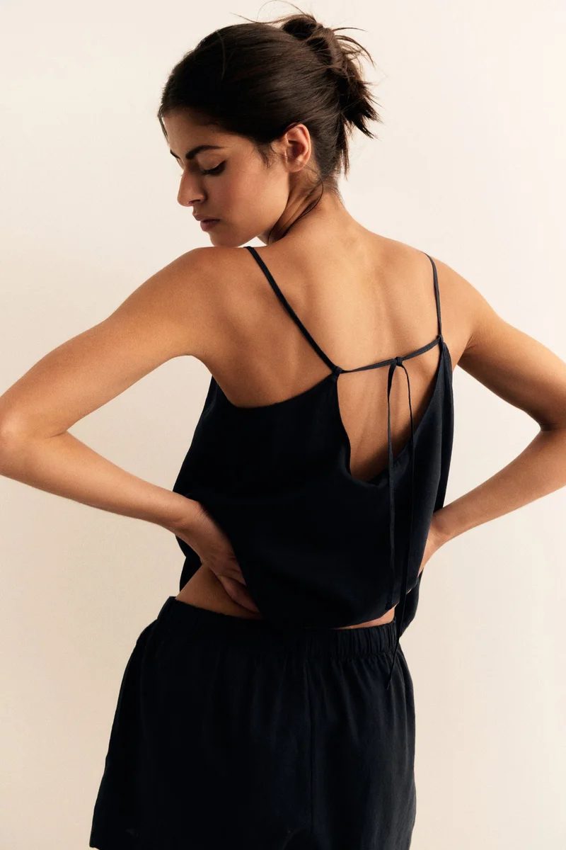 اتش اند ام بلوزة بتصميم شرائط من مزيج الكتان