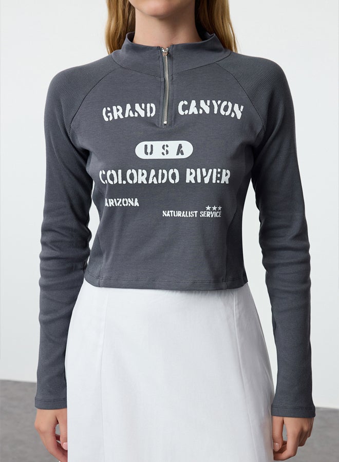 trendyol Anthracite Slogan Printed Zipper Detailed Crop/Short Knitted Blouse TWOAW25BZ00128  - Image 4