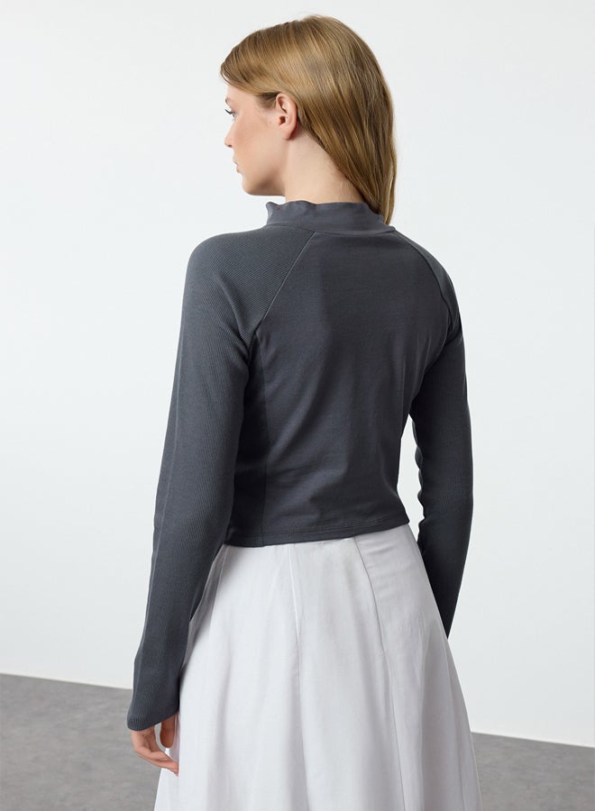 trendyol Anthracite Slogan Printed Zipper Detailed Crop/Short Knitted Blouse TWOAW25BZ00128  - Image 5