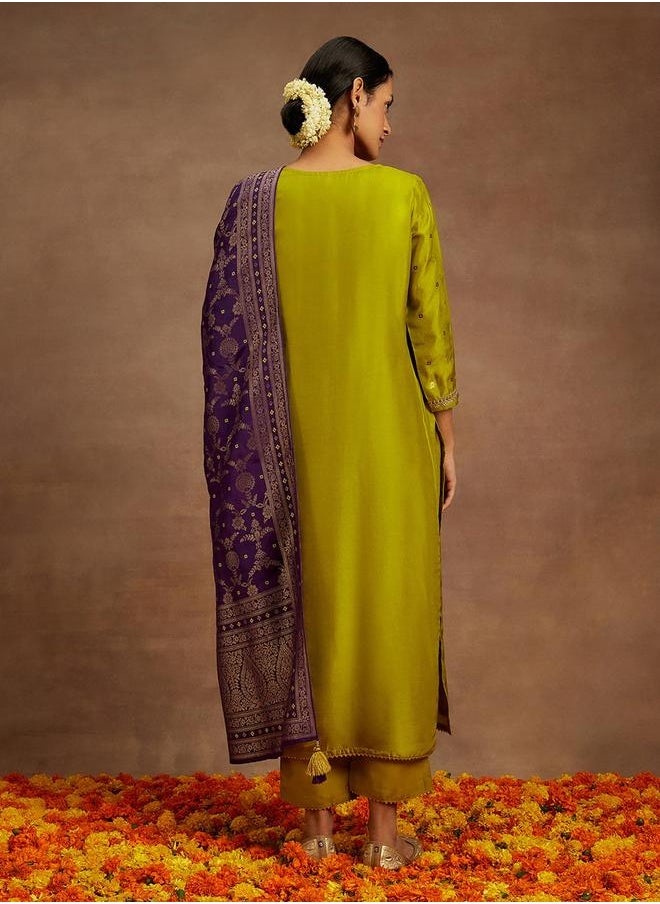 Libas Silk Lace Detail Kurta and Solid Trousers with Dupatta Set by Styli  - Image 4