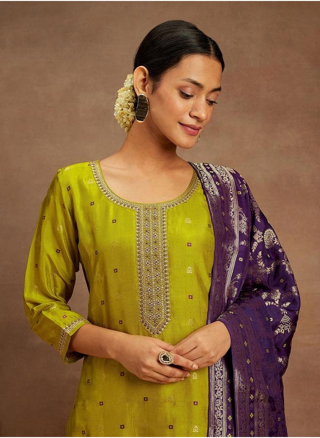 Libas Silk Lace Detail Kurta and Solid Trousers with Dupatta Set by Styli  - Image 5