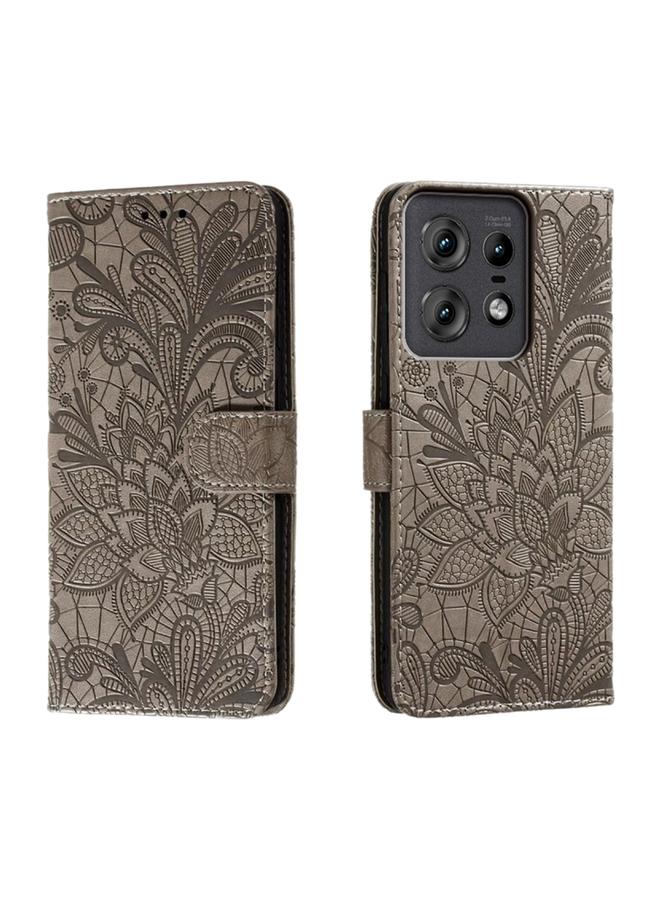 جراب هاتف جلدي قابل للطي منقوش عليه زهور دانتيل لهاتف Motorola Edge 50 Pro (رمادي)