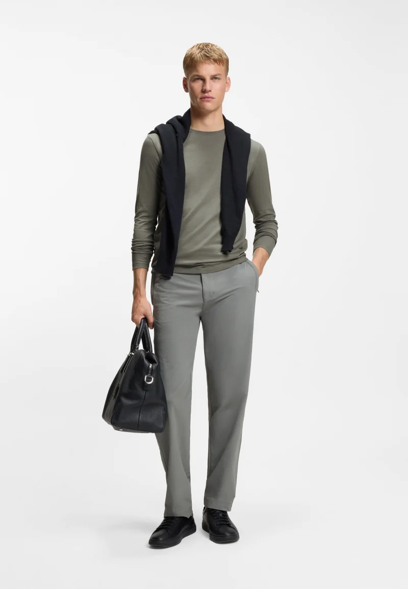 بوس تيشيرت قطني بأكمام طويلة مع رقعة شعار