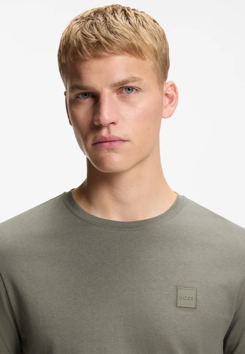 بوس تيشيرت قطني بأكمام طويلة مع رقعة شعار