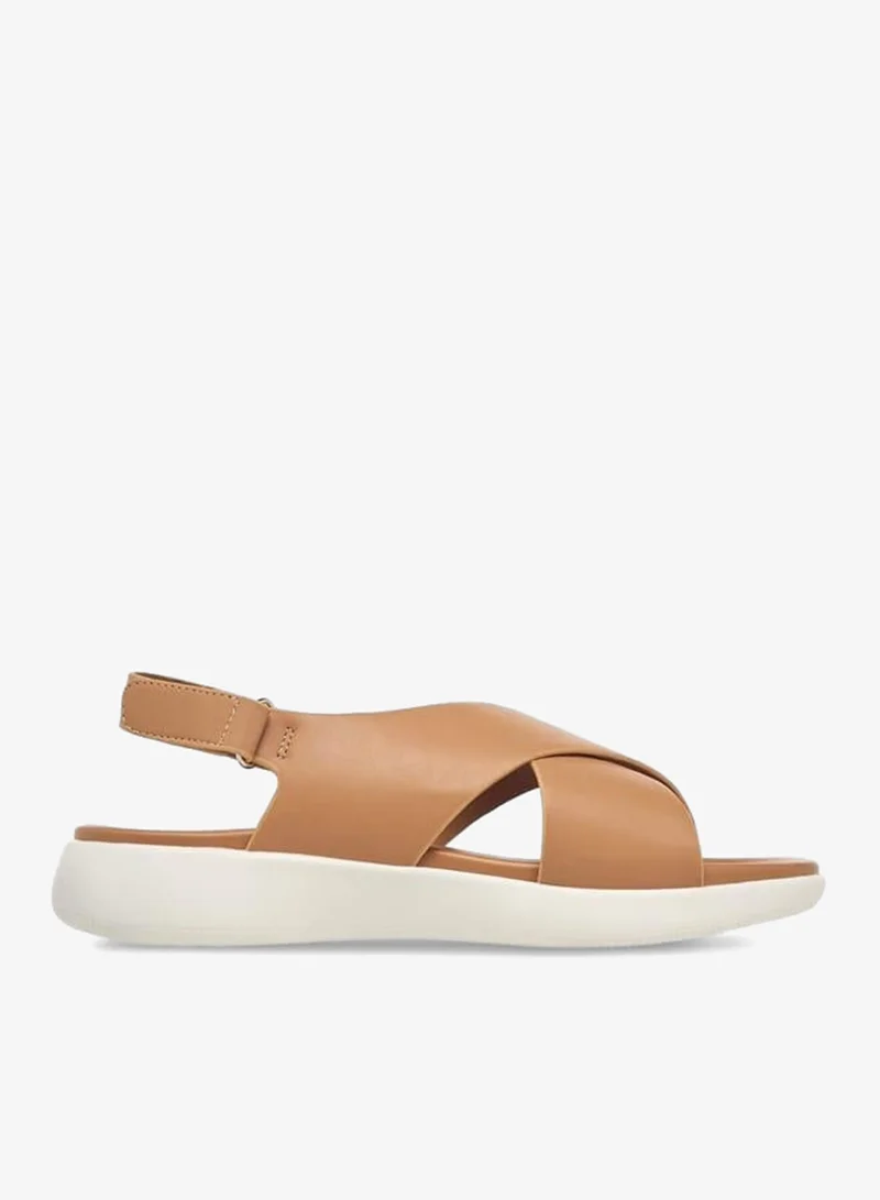 لو كونفورت صنادل نسائية بحزام متقاطع مع إغلاق بخطاف وحلقة