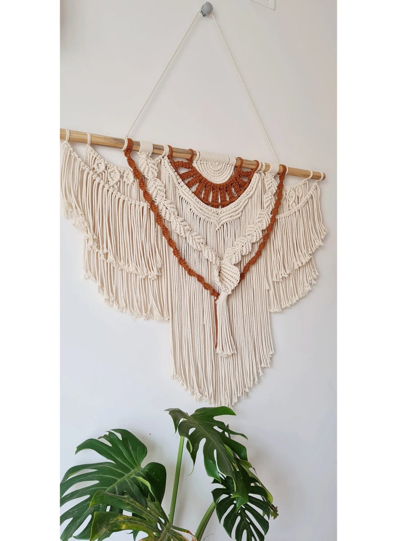 انتيكيانو "قطعة مكرمية جدارية أنيقة مصنوعة يدويًا من خيوط القطن الطبيعي، بتصميم بوهيمي بسيط يضفي لمسة دافئة وعصرية على أي مساحة. مثالية لتزيين غرف النوم، المعيشة أو حتى المداخل، وتعتبر خيارًا رائعًا كهدية لعشاق الديكور اليدوي." - Image 2