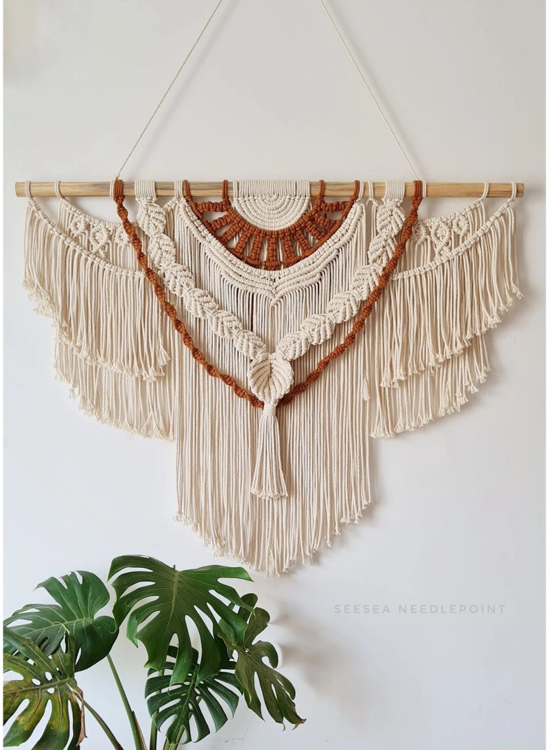 انتيكيانو "قطعة مكرمية جدارية أنيقة مصنوعة يدويًا من خيوط القطن الطبيعي، بتصميم بوهيمي بسيط يضفي لمسة دافئة وعصرية على أي مساحة. مثالية لتزيين غرف النوم، المعيشة أو حتى المداخل، وتعتبر خيارًا رائعًا كهدية لعشاق الديكور اليدوي." - Image 1