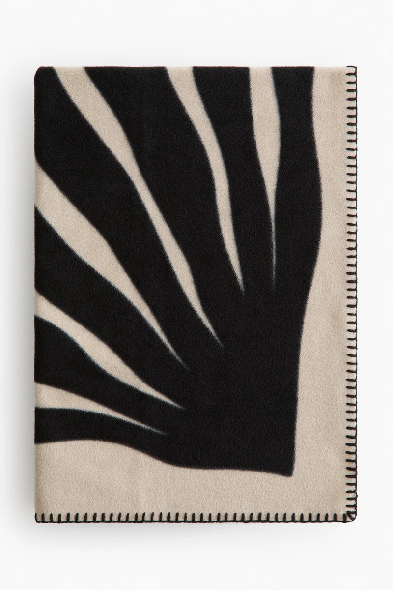 اتش اند ام بطانية من الفليس المزين بنقوش