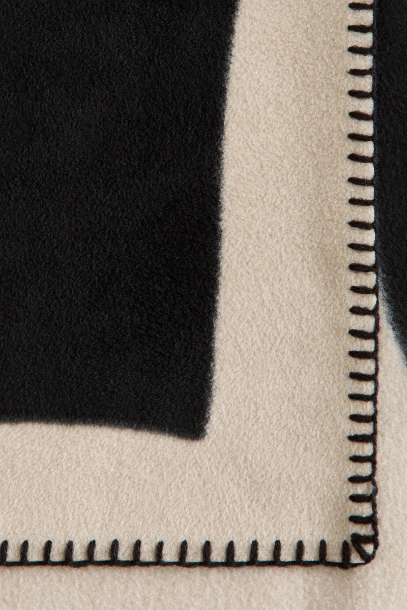 اتش اند ام بطانية من الفليس المزين بنقوش