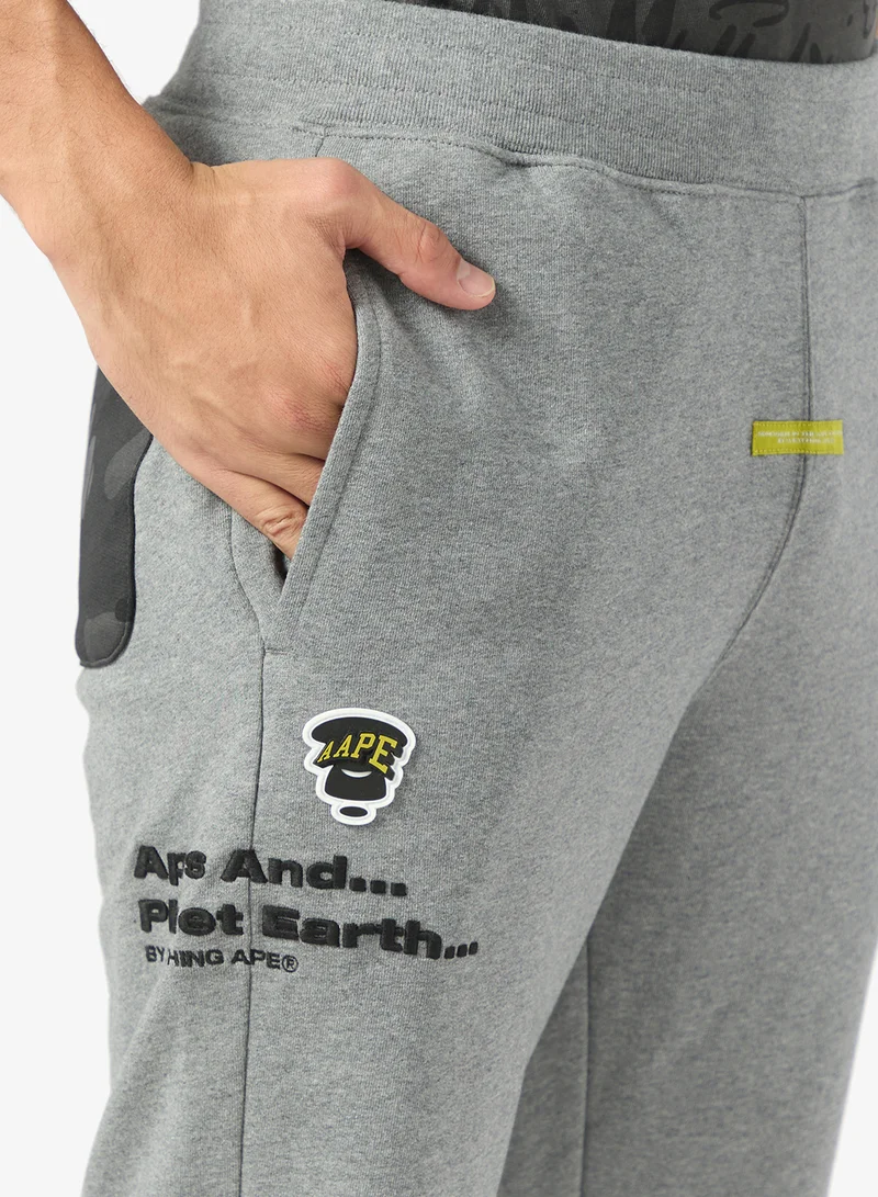 ايه ايه بي إي بنطلون رياضي بشعار