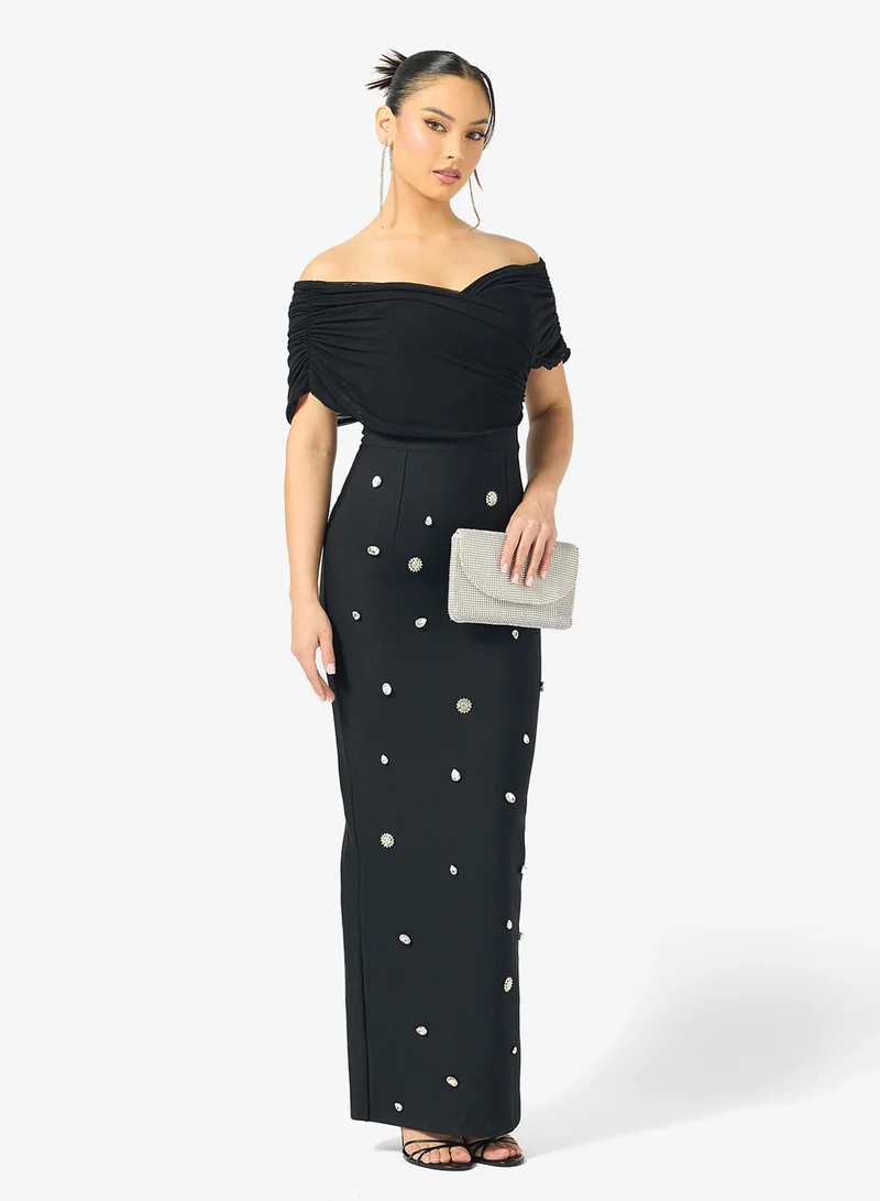 جينجر بوتيك فستان ضيق مزين بالخرز بكتف مكشوف