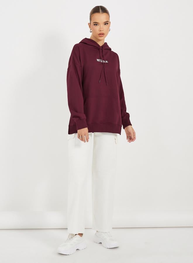 ستايلي هودي بقصة فضفاضة بطبعة كتابة وشق جانبي - Image 2