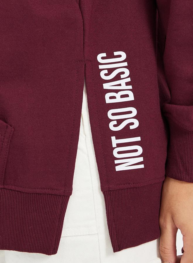 ستايلي هودي بقصة فضفاضة بطبعة كتابة وشق جانبي - Image 4