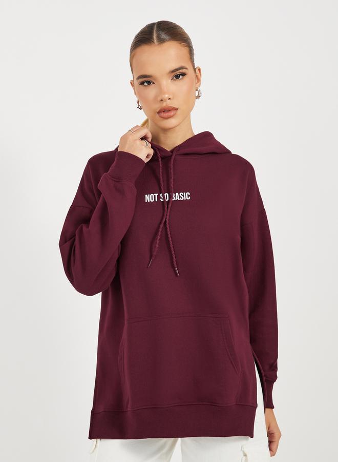 ستايلي هودي بقصة فضفاضة بطبعة كتابة وشق جانبي - Image 3