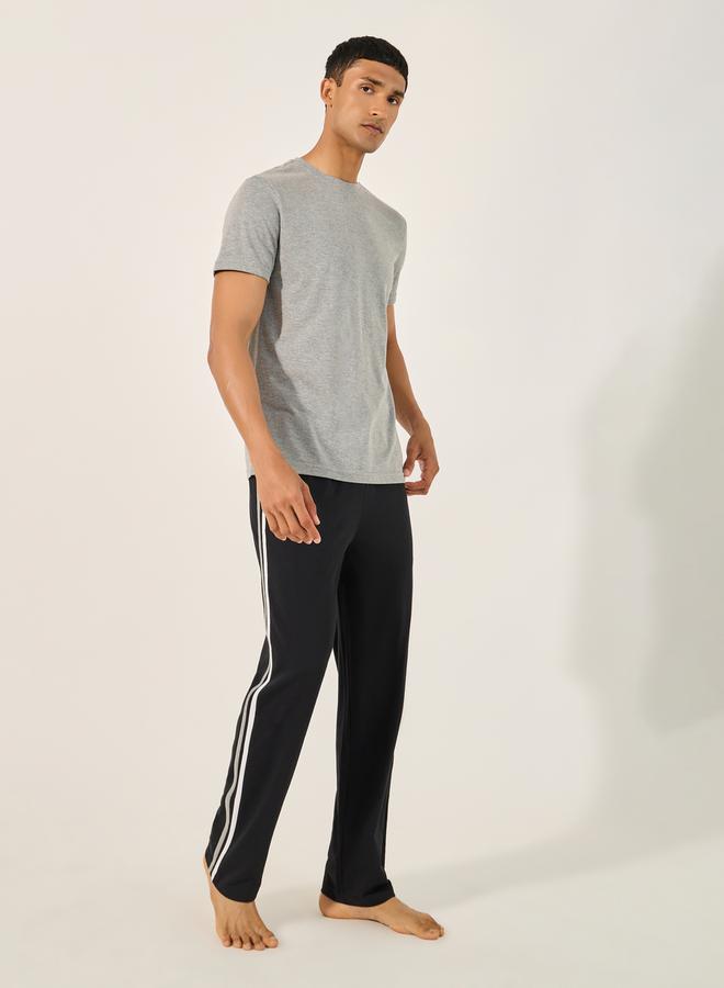 ستايلي طقم بيجامة مخطط وتيشيرت دائري سادة - Image 1