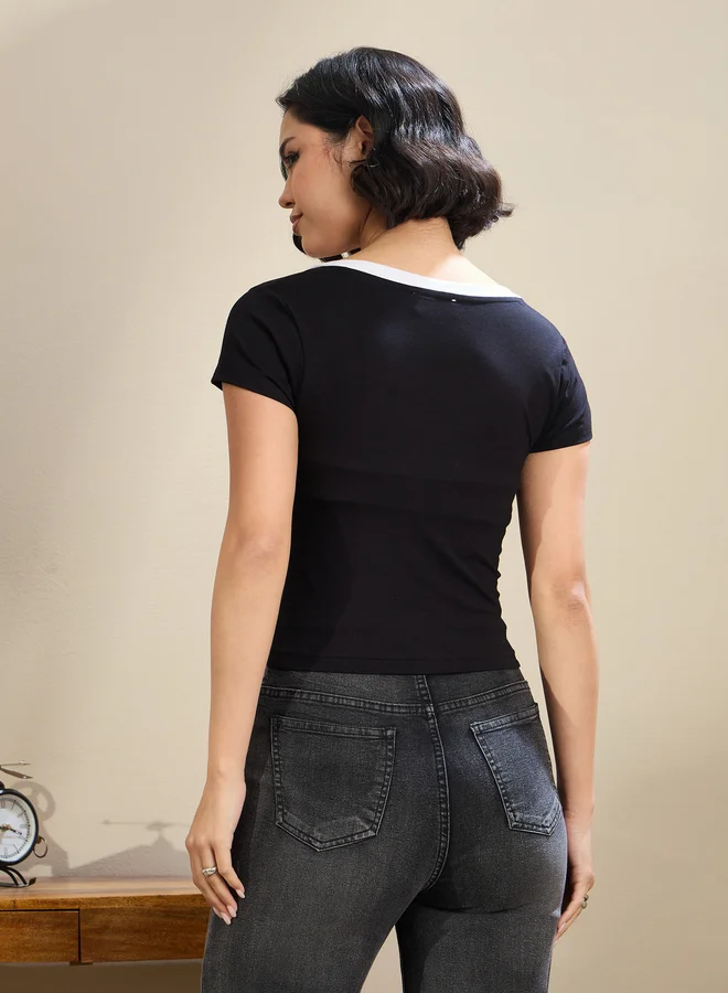 ساسافراس تيشيرت قصير نسائي أسود بياقة  عميقة وتباين