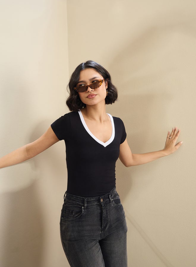 ساسافراس تيشيرت قصير نسائي أسود بياقة  عميقة وتباين - Image 2