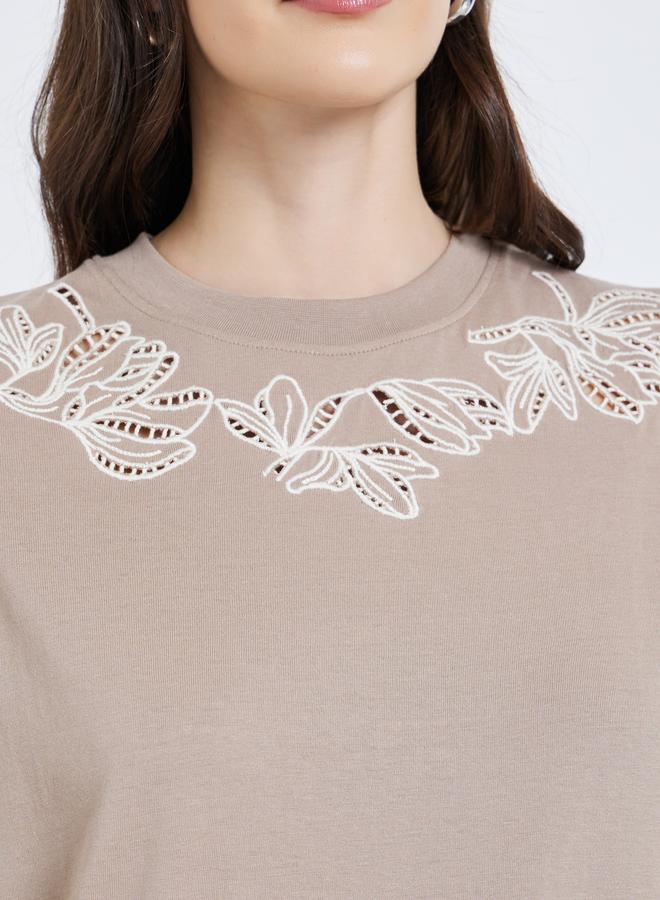 ستايلي تيشيرت مطرز بقصة واسعة - Image 3