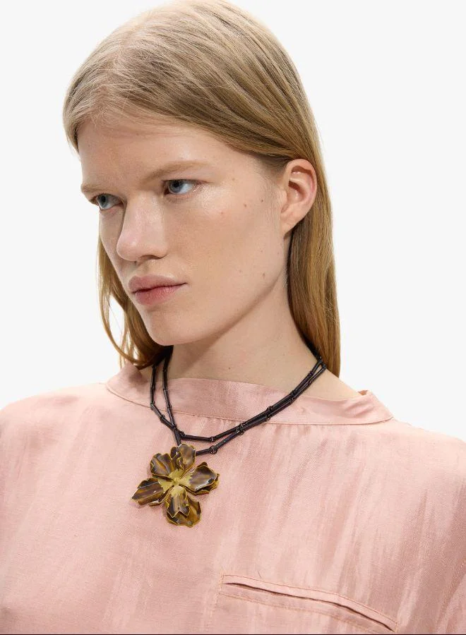 بارفوا عقد مزدوج قصير مع زهرة