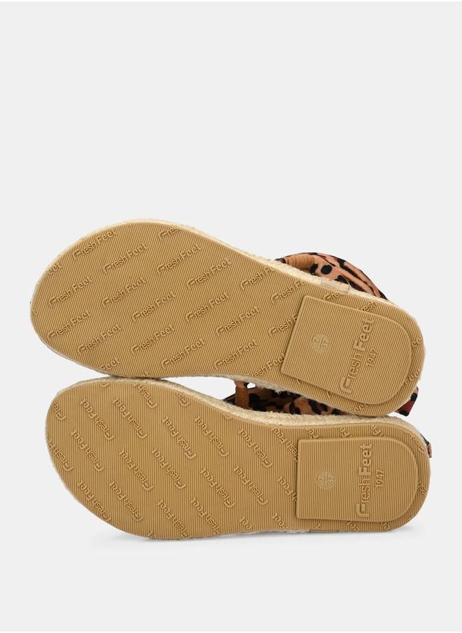Fresh Feet صندل مسطح بطبعة حيوانية وحزام على شكل حرف V ورباط حول الكاحل  - Image 2