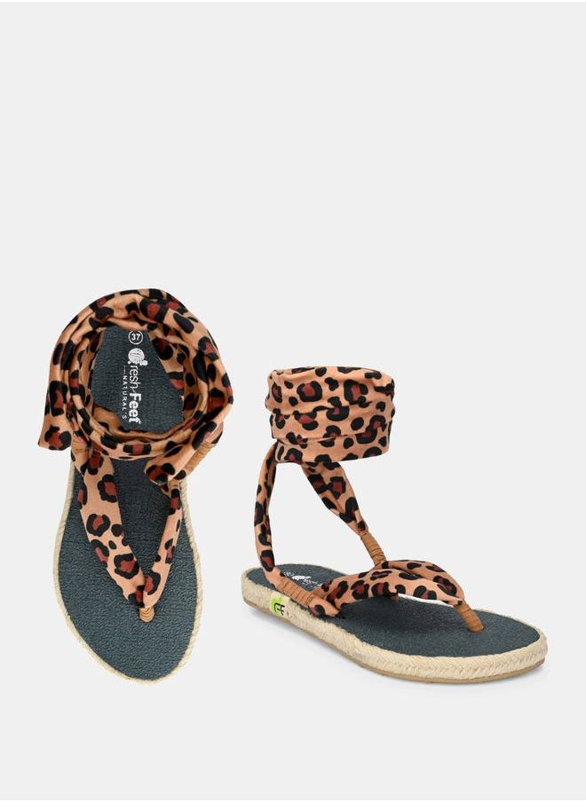 Fresh Feet صندل مسطح بطبعة حيوانية وحزام على شكل حرف V ورباط حول الكاحل  - Image 4