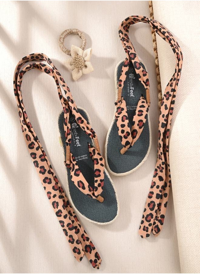 Fresh Feet صندل مسطح بطبعة حيوانية وحزام على شكل حرف V ورباط حول الكاحل  - Image 3