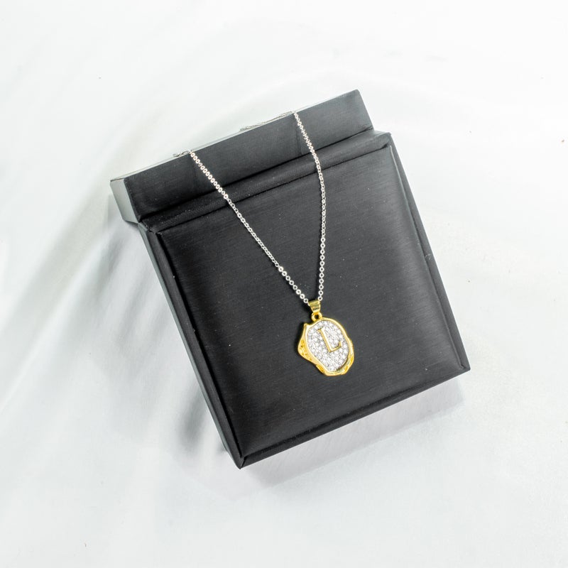 سلسلة أستانليس ستيل ذهبي × فضي مع دلاية مرصعة بفصوص الزيركون حرف L - Image 2