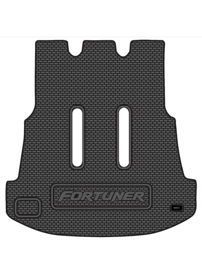 Drivn FZC LLC حصيرة صندوق السيارة فورتشنر D4D مطاطية مع فتحات للمقاعد - Image 1