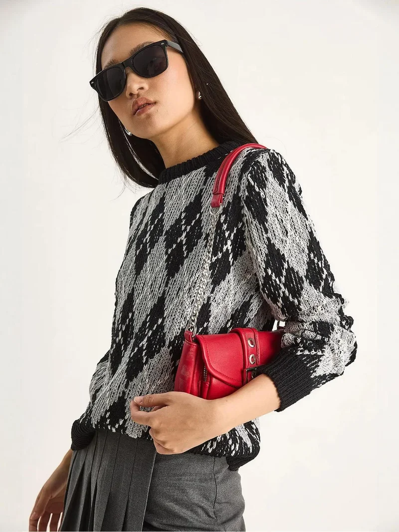 بيانكو لوتشي كنزة نسائية محبوكة بياقة دائرية ونقش ماسي من لوتشي