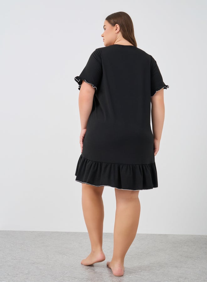 Styli Plus Size Contrast Lettuce Edge Gathered Neck Nightdress with Ruffle Hem - Image 4