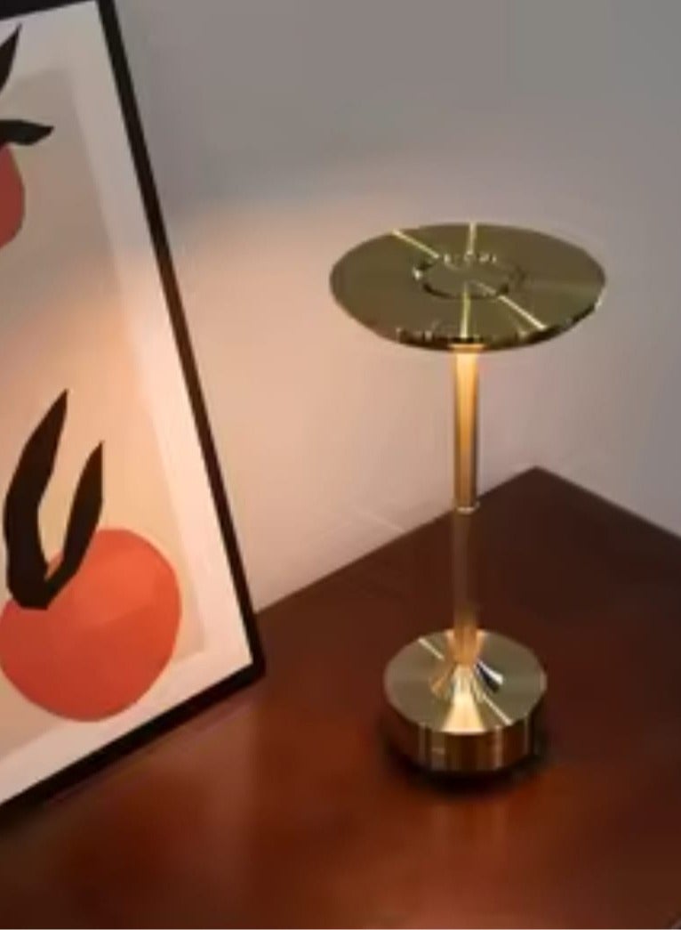 مصباح طاولة من المنيوم قابل لإعادة الشحن بتصميم كلاسيك - Image 1
