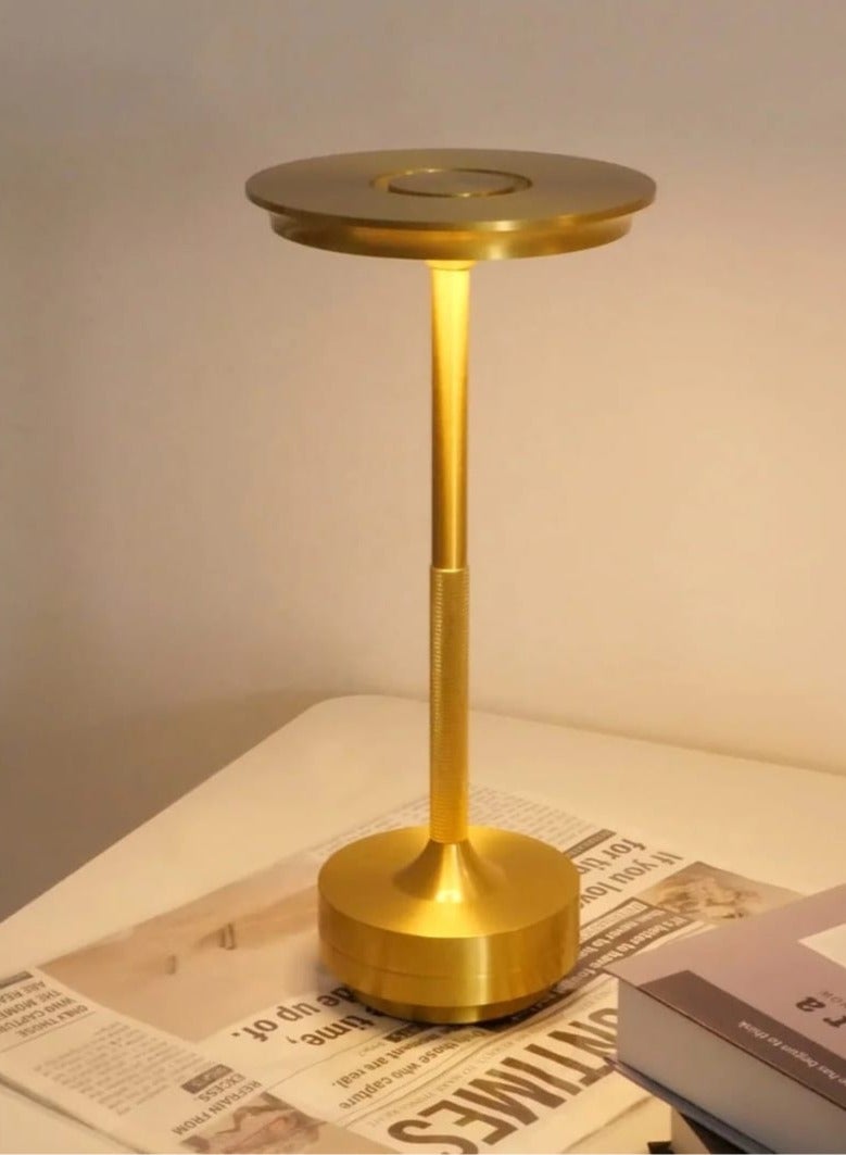 مصباح طاولة من المنيوم قابل لإعادة الشحن بتصميم كلاسيك - Image 3