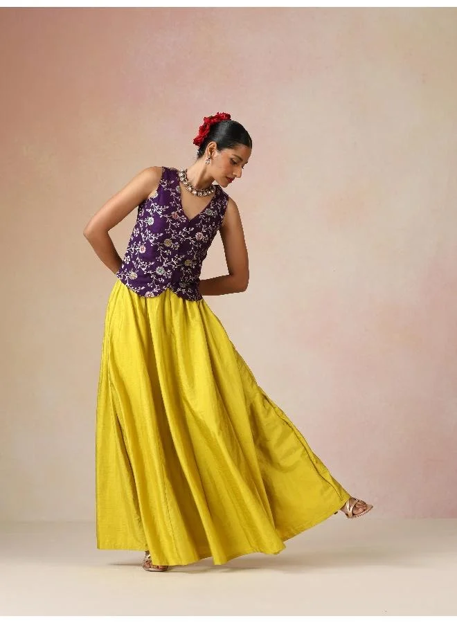 ترو برونز طقم جاكيت وتنورة من قماش البروكار باللون البنفسجي من ترو براونز